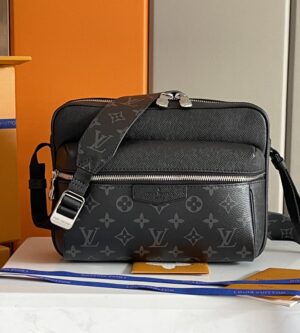 루이비통 아웃도어 메신저백 M30233