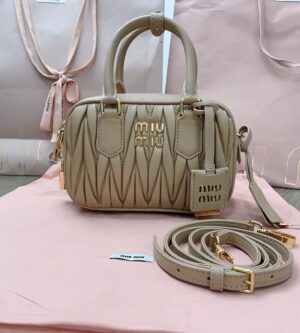 미우미우 아르카디 마테라쎄 나파 가죽 탑핸들 백 5BB123