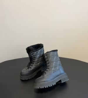 펜디 시그니처 로고 앵클 부츠