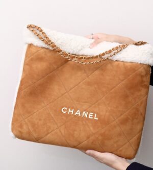 샤넬 23B 22백 미듐 시어링 스웨이드 베이지/화이트 AS3261