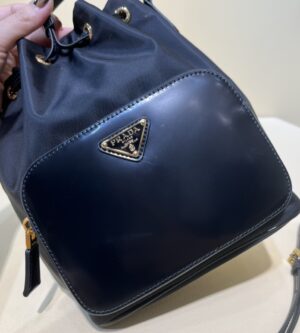 프라다 리나일론 및 브러쉬드 가죽 버킷백 1BH038