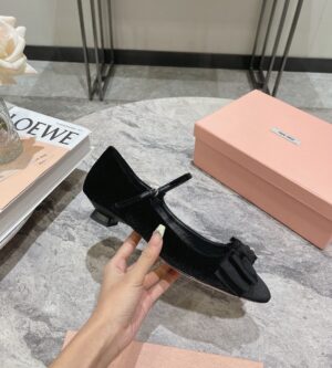 미우미우 벨벳 그로그랭 펌프스 5I095E