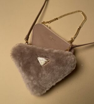 프라다 트라이앵글 시어링 및 사피아노 가죽 미니 파우치백 1NR015