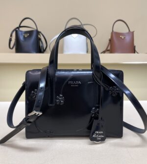 프라다 리에디션 1995 브러시드 가죽 미니 핸드백 숄더백 1BA357