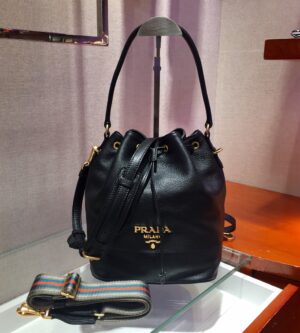 프라다 다이노 가죽 버킷백 1BE018