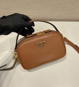 프라다 오데트 페이턴트 가죽 미니 숄더백 1BH203