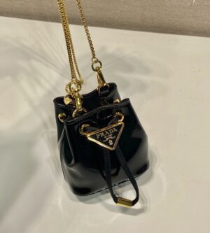 프라다 페이턴트 가죽 미니 파우치 백 1NR016