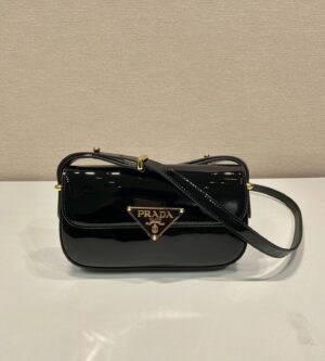 프라다 에나멜 로고 페이턴트 가죽 숄더백 1BD339