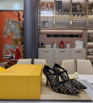 펜디 미디엄 힐 블랙 셔닐 슬링백 8J8362AKXY 신발