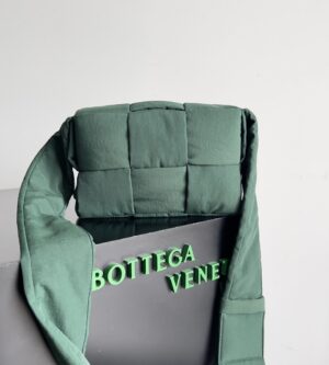 23FW 보테가베네타 패디드 테크 카세트백 스몰 755182
