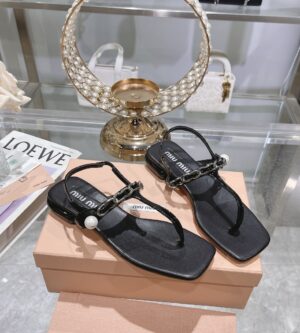 미우미우 페이턴트 가죽 쪼리 샌들 5Y142E 신발