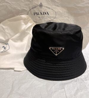 프라다 여성 나일론 버킷햇 블랙 1HC137