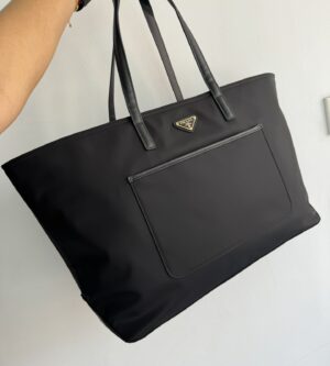 프라다 리에디션 1978 라지 리나일론 및 사피아노 가죽 토트백 1BG527