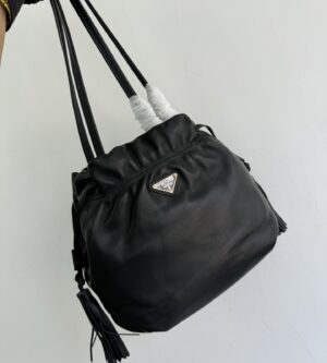 프라다 나파 가죽 숄더백 1BG541