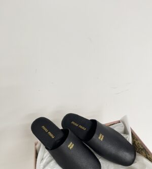 미우미우 가죽 슬리퍼 뮬 5S322E