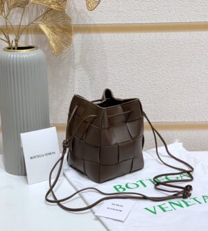 보테가베네타 스몰 카세트 크로스바디 버킷백 680218