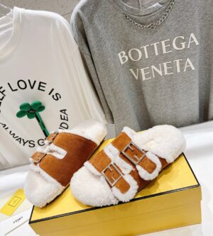 펜디 시어링 스웨이드 뮬 슬리퍼 8X8327TK6