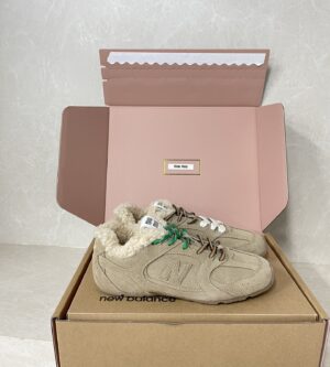 미우미우 뉴발란스 530 SL 블리치드 가죽 시어링 스니커즈 5E165E