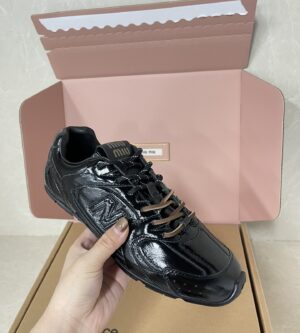 미우미우 뉴발란스 X 미우미우 530 SL 페이턴트 가죽 스니커즈 5E165E