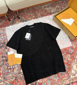 루이비통 그래픽 자카드 반팔 크루넥 니트 1AHCMR