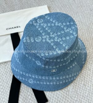 샤넬 25SS  진주 체인 CC로고 프린티드 데님 버킷햇 벙거지 모자 공용