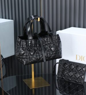 디올 뚜주흐 미듐 크링클 매크로까나쥬 블랙 토트백 M2821SNIO