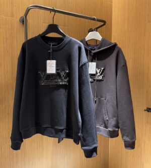 루이비통 엠벨리시드 시그니처 패치 맨투맨 1AHCNF