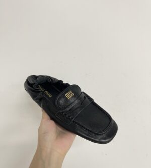 미우미우 나파 가죽 로퍼 5D341E