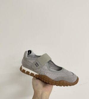 미우미우 타이어 기능성 소재 및 스웨이드 발레리나 스니커즈 5F416E