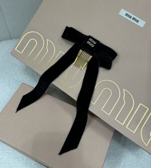 미우미우 벨벳 헤어 핀 블랙 5IF207