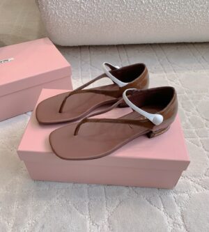 미우미우 투톤 페이턴트 가죽 메리제인 통 샌들 5Y468E