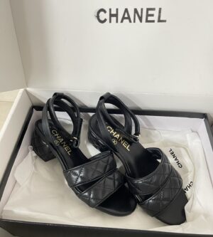 샤넬 25SS 퀼팅 샌들 힐 벨크로 CC로고 미들힐 램스킨 G46429