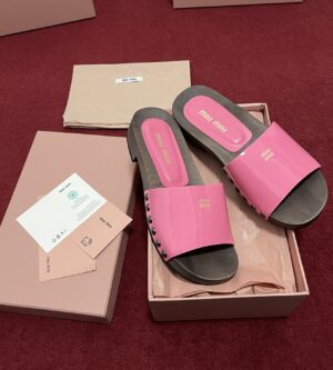 미우미우 페이턴트 가죽 클로그 슬리퍼 5Z425E