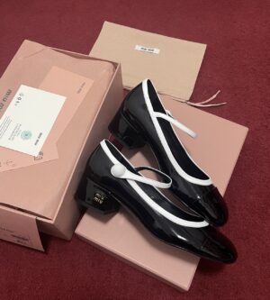 미우미우 투톤 페이턴트 가죽 메리제인 펌프스 5I435E