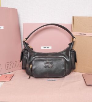 미우미우 나파 레더 포켓 호보백 5BC146