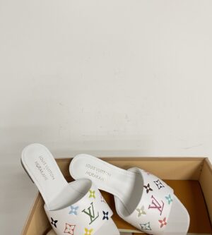 루이비통 LV x TM 6AM 플랫 뮬 무라카미 컬렉션 슬리퍼 1AGVW3