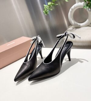 미우미우 나파 가죽 슬링백 펌프스 5I430E