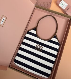 미우미우 아이비 캔버스 및 가죽 토트백 5BG231