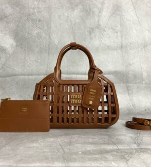 미우미우 25SS 위빙 레더 바스켓 토트백 5BA294