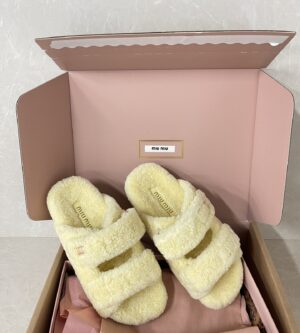 미우미우 25FW 시어링 슬리퍼
