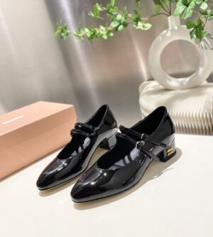 미우미우 버클 장식 페이턴트 가죽 슬링백 펌프스 5I522E