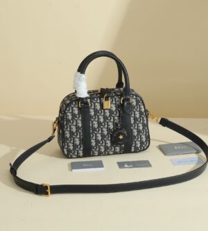 디올 디 바이브 볼링 토트백 미듐 오블리크 블루 M1340UTZQ