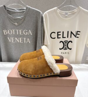 미우미우 25FW 시어링 스웨이드 어퍼 우든 클로그 뮬 5Z504E