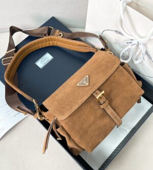 프라다 익스플로어 미디움 라지 스웨이드 숄더백 1BD394