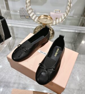 미우미우 25FW 플랫 슈즈 5F552E