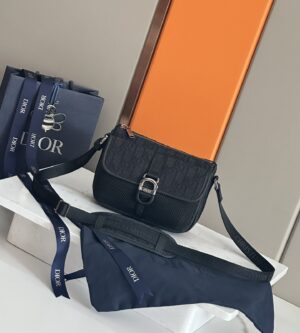 디올 오블리크 디올 8 메신저 백 미니 블랙 1EIPO312YKY