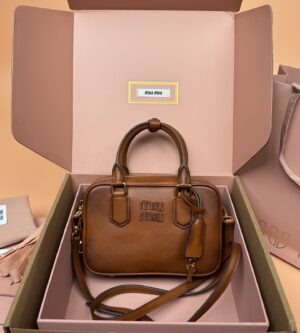 미우미우 아르카디 가죽 백 5BB123