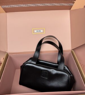 미우미우 25FW 레더 탑 핸들 토트백 5BB182