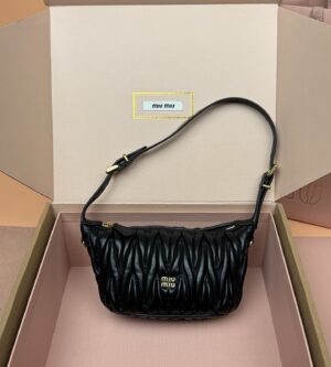 미우미우 마테라쎄 나파 가죽 파우치 토트백 5NE026