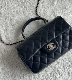 샤넬 뉴미니 탑핸들 램스킨 숄더백 AS2431